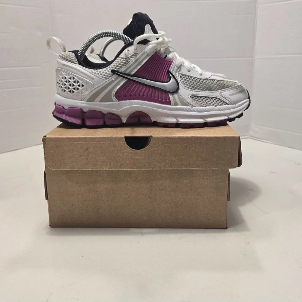 Nike Zoom Vomero‎ 5 Hot Fuchsia size 7Y
